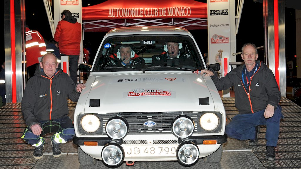 Michael Kristiansen og Michael Andersen glædede sig sammen med deres serviceteam over en flot debut i Rally Monte Carlo Historique
(Foto: rallypics.dk)